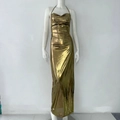 Detail des metallisch goldenen Kleides mit glänzender Folien-Textur und Passform - S / Gold