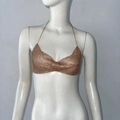Dettaglio del bralette dorato con strass e design a maglia metallica con nodo frontale - S / Oro