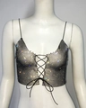 Detail von schwarzem Strass-Mesh-Oberteil mit dünnen Trägern und Schnürschleife - Einheitsgröße / Schwarz