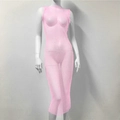 Dettaglio dell'abito a rete rosa con decorazioni in strass su tutta la superficie e trafori - 135cm-Girocollo / Rosa