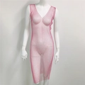 Dettaglio dell'abito a rete rosa con strass scintillanti e scollatura a V senza maniche - 110cm-Scollo a V-Spacco Laterale / Rosso rosa