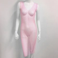 Détail d'une robe en résille rose ornée de strass brillants avec un col en V sans manches - Col en V / Rose