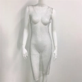 Dettaglio dell'abito a rete con strass argento e maglia metallica scintillante su manichino - 110cm-Girocollo-Spacco Laterale / Argento
