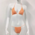 Detailansicht des orangefarbenen Strass-Fischnetz-Bikinis mit funkelndem Kristallnetz - Einheitsgröße / Oberteil Und Unterteil / Orangerot