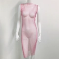 Dettaglio dell'abito a rete rosa con strass, maglia esagonale e cristalli lucenti - 110cm-Girocollo-Spacco Laterale / Rosso rosa
