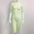 Dettaglio macro dell'abito a rete fluorescente con maglia intricata e strass scintillanti - 110cm-Girocollo-Spacco Laterale / Verde