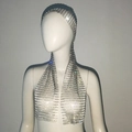 Dettaglio del copricapo a rete argentata con strass scintillanti e trama di cristallo - Stile Lungo / Argento