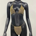 Fonkelende gouden strass mesh bikini set met haltertop en string gepresenteerd op een mannequin - Eén maat / Goud