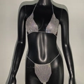 Sexy zilveren strass bikini set met fonkelende metalen ketting op zwarte etalagepop - Eén maat / Zilver