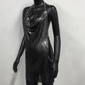 Detail van zilveren maliënkolder mini-jurk met metalen pailletten en zijdelingse ketting - S / Zwart
