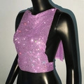 Détail d'un crop top violet clair en strass montrant la texture des cristaux brillants - Tops / Rose