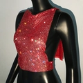 Détail macro du haut licou en strass rouges montrant le motif de grille scintillante - Tops / Rouge
