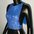 Détail d'un haut court en maille de strass bleus scintillants pour soirée sur un mannequin noir - Tops / Bleu Royal