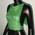 Détail du haut dos nu vert émeraude avec strass brillants et design à paillettes dos nu - Hauts / Vert