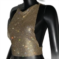 Haut licou en maille dorée orné de strass étincelants sur un mannequin noir - Tops / Doré
