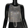 Haut court sexy en maille strassée argentée avec cristaux étincelants sur mannequin noir - Hauts / Argent