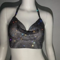Top halter negro con pedrería de colores y cuello drapeado para fiestas y clubes - Negro