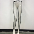 Dettaglio di pantaloni a rete elasticizzati con strass brillanti e vita larga - Taglia unica / Nero