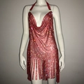 Détail d'une robe rouge en résille de strass avec col en V profond et franges étincelantes - Rouge