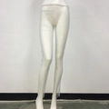 Dettaglio dei pantaloni a rete bianchi con strass brillanti e vita alta sexy - Taglia unica / Bianco