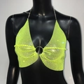 Detalle del top de malla verde neón con lentejuelas, aro central y tiras de cadena - Talla única / Verde