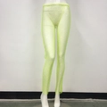 Dettaglio dei pantaloni a rete verde neon con strass scintillanti da festa - Taglia unica / Verde