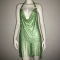 Détail de la robe en maille métallique verte à col bénitier et franges en strass - Vert