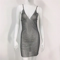 Detail van de zilveren metalen mesh-jurk met diepe V-hals op een witte etalagepop - Eén maat / Zwart
