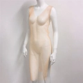 Détail de la maille transparente champagne avec strass scintillants sur la robe - Col en V / Chair