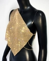 Dettaglio del top in maglia di strass dorati con catene e scollatura asimmetrica - Taglia unica / Oro