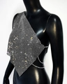 Vista laterale del top a fascia con strass argentati su manichino per i festival - Taglia unica / Nero