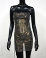Primer plano de pedrería de colores brillantes en un mini vestido negro de malla - S / Negro