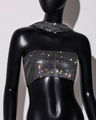 Detailansicht bunter Strasssteine auf einem schwarzen Bandeau-Top und passendem Halsband - Einheitsgröße / Schwarz