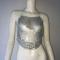 Silbernes Neckholder-Top aus Metallgewebe mit Pailletten und rückenfreiem Party-Design - S / Silber