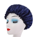 Dettaglio della cuffia da notte in raso blu scuro con bordo elastico a balze su manichino - Blu navy