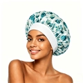 Gros plan d'un bonnet de nuit en satin fleuri avec large bande élastique sur un modèle - Blanc