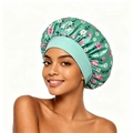 Gros plan d'un bonnet de nuit en satin à fleurs avec large bande élastique pour femme - Vert fruit