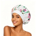 Gros plan d'un bonnet de nuit floral en satin avec un large bandeau élastique sur un modèle - Imprimé Fleur Blanche