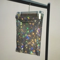 Detail van regenboog strassteentjes op zwarte mesh stof van deze sexy party mini rok - Zwart