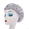Cuffia da notte in raso grigio argento con bordo a balze per la cura dei capelli - Bianco Grigiastro