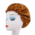 Cuffia da notte in raso bronzo da donna con bordo elastico in pizzo su manichino - Caffè Chiaro