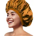 Detail einer dunkelgoldenen Satin-Schlafmütze mit breitem elastischem Stirnband - Hellbraun