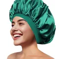 Smaragdgrüne Schlafhaube aus Satin für Haarpflege mit breitem Elastikband an einem Model - Dunkelgrün