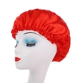 Cuffia da notte classica in raso rosso brillante con bordo in pizzo elastico su manichino - Rosso