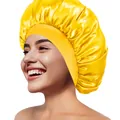 Gelbe Satin-Schlafmütze mit breitem elastischem Stirnband auf einem weiblichen Model - Gelb