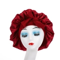 Détail du bonnet de nuit en satin rouge foncé avec des plis à volants et un nœud élégant - Bordeaux
