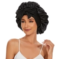 Dettaglio della cuffia in raso nero con fascia elastica e grande fiocco decorativo - Nero