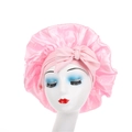 Détail du bonnet de nuit en satin rose clair avec grand nœud décoratif et large bande élastique - Rose