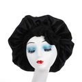 Détail du bonnet de nuit en satin noir avec large bande et nœud décoratif élégant - Noir