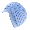 Turbant plissé bleu clair pour femme avec un design croisé élégant et un tissu texturé - Bleu ciel